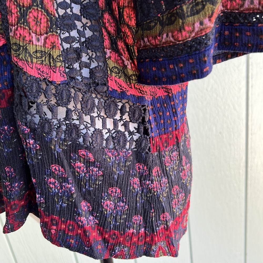 Patrons of peace multicolor top size large. - Picture 5 of 8